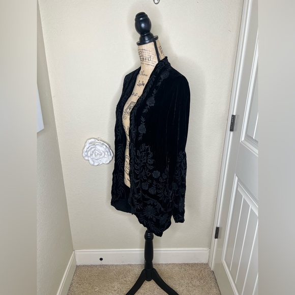 NTM: Johnny Was Black Velvet Embroidered Floral Open Front Cardigan Size M - Picture 9 of 15